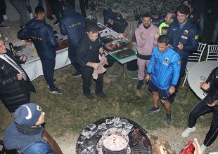 Παίκτες και τεχνικό τιμ τραγούδησαν μαζί τον ύμνο της ΑΕΚ! (vid)