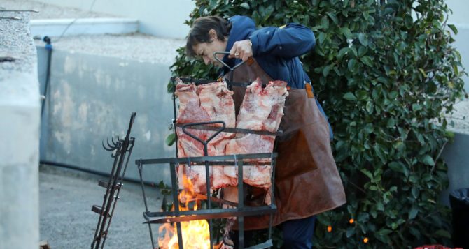 Χαμόγελα, φαγητό και… Αλμέιδα στο ψήσιμο (pics) Χαμόγελα, φαγητό και… Αλμέιδα στο ψήσιμο (pics)