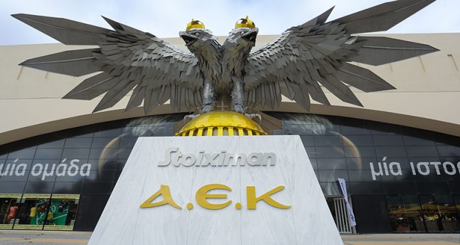 Συναυλία του Μιχάλη Stavento στην πλατεία του Αετού έξω από την OPAP Arena