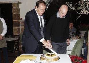 Η Βασίλισσα έκοψε την πρωτοχρονιάτικη πίτα, οι τυχεροί που βρήκαν το φλουρί(ΦΩΤΟ)