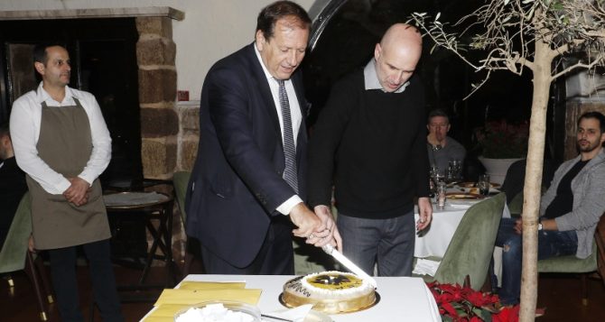 Η Βασίλισσα έκοψε την πρωτοχρονιάτικη πίτα, οι τυχεροί που βρήκαν το φλουρί(ΦΩΤΟ)