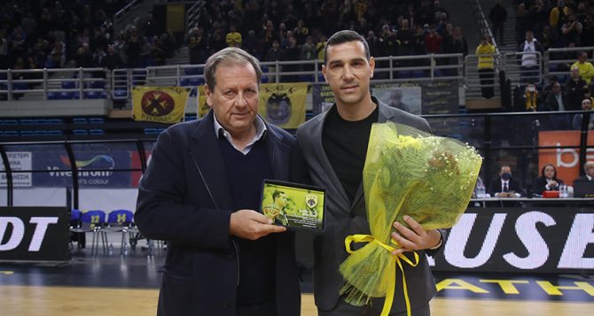 Η Βασίλισσα τίμησε τον Ζήση (pics + VIDEO)