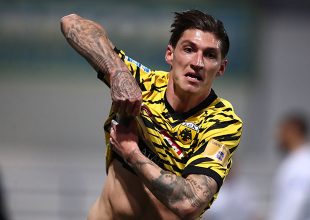 Παρέλαβε το βραβείο του Best Goal ο Τσούμπερ (VID)