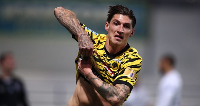 Παρέλαβε το βραβείο του Best Goal ο Τσούμπερ (VID)