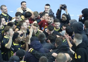 Χάντμπολ: Οι πανηγυρισμοί των παικτών με τον κόσμο μετά την νίκη επί του ΠΑΟΚ (vid)
