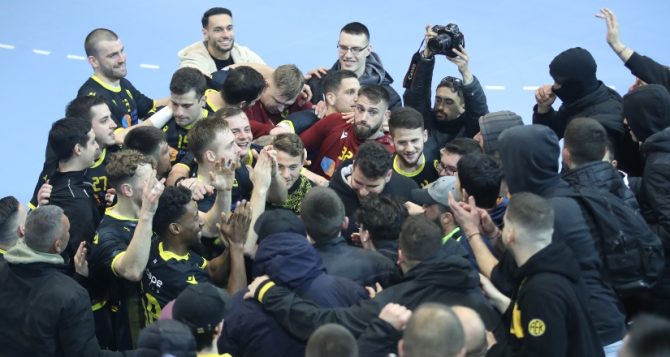 Χάντμπολ: Οι πανηγυρισμοί των παικτών με τον κόσμο μετά την νίκη επί του ΠΑΟΚ (vid)