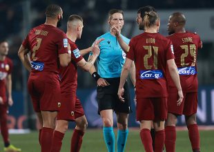 Έπιασε η κλάψα: Την έστησαν στην Τούμπα