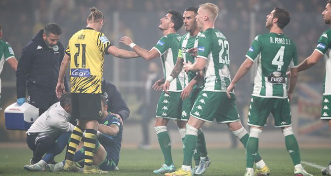 Μπρινιόλι στους Ιταλούς: «Στο Φάληρο μας πέταξαν καρότα, στο ντέρμπι με την ΑΕΚ… βόμβες» Μπρινιόλι στους Ιταλούς: «Στο Φάληρο μας πέταξαν καρότα, στο ντέρμπι με την ΑΕΚ… βόμβες»