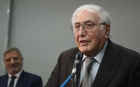 Οι ευχές της Βασίλισσας στον τεράστιο Μπαμπανικολό