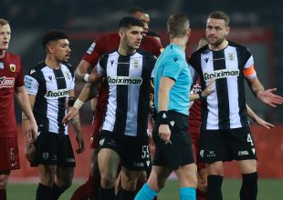 Διαμαρτυρίες των ανθρώπων της ΑΕΚ προς τον διαιτητή