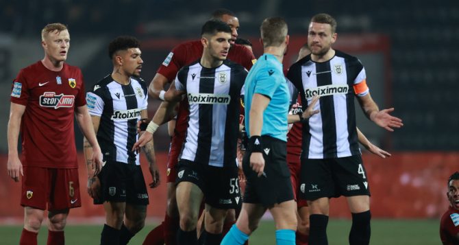 Διαμαρτυρίες των ανθρώπων της ΑΕΚ προς τον διαιτητή