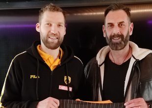 Ο Αντιπρόεδρος του Σ.Φ. ΑΕΚ Ηρακλείου Κρήτης νικητής της δημοπρασίας για τις φανέλες της Βασίλισσας