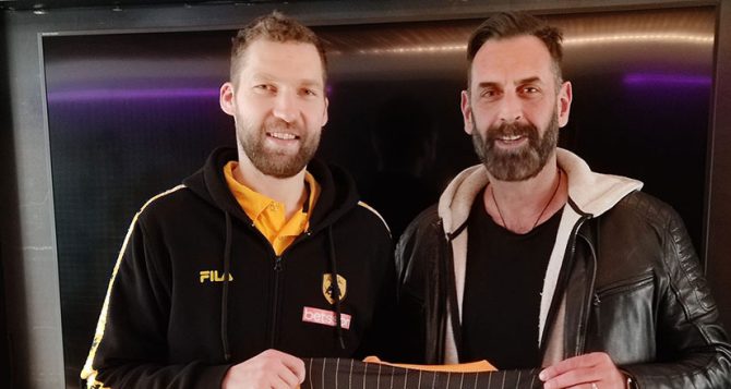 Ο Αντιπρόεδρος του Σ.Φ. ΑΕΚ Ηρακλείου Κρήτης νικητής της δημοπρασίας για τις φανέλες της Βασίλισσας