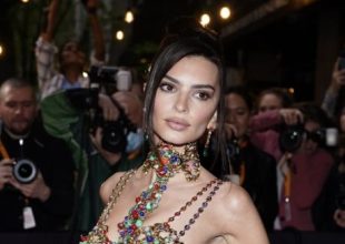Emily Ratajkowski: “Οι άνδρες σκέφτονται μόνο με το μόριό τους”