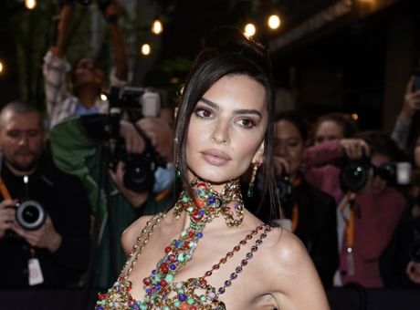 Emily Ratajkowski: “Οι άνδρες σκέφτονται μόνο με το μόριό τους”