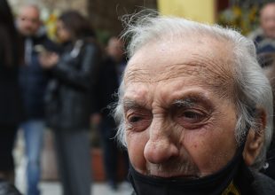 Ο συγκινημένος «Νέστορας» στο λαϊκό προσκύνημα στον Παπαϊωάννου (VID+PICS)