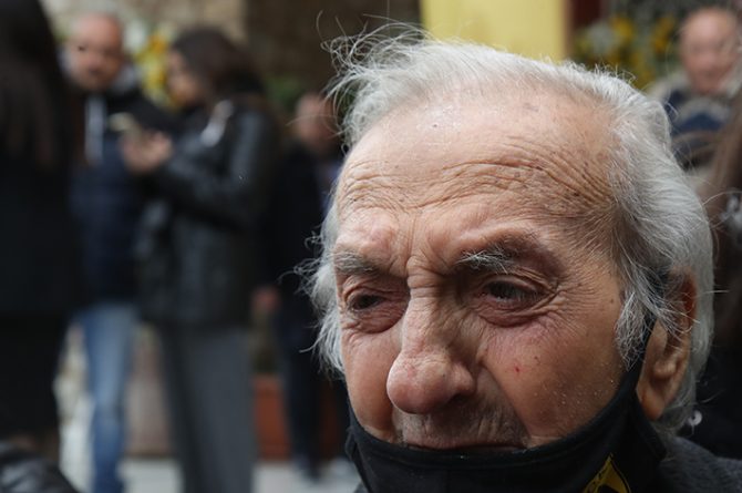 Ο συγκινημένος «Νέστορας» στο λαϊκό προσκύνημα στον Παπαϊωάννου (VID+PICS)