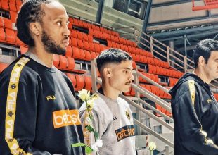 Οι παίκτες της ΑΕΚ άφησαν λευκά τριαντάφυλλα στη μνήμη των θυμάτων των Τεμπών(ΦΩΤΟ)