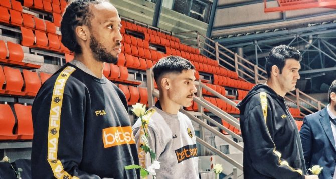 Οι παίκτες της ΑΕΚ άφησαν λευκά τριαντάφυλλα στη μνήμη των θυμάτων των Τεμπών(ΦΩΤΟ) Οι παίκτες της ΑΕΚ άφησαν λευκά τριαντάφυλλα στη μνήμη των θυμάτων των Τεμπών(ΦΩΤΟ)