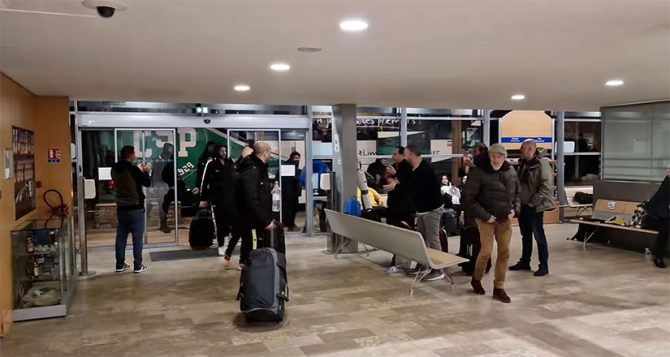 Αποθεώθηκε η Βασίλισσα στο αεροδρόμιο της Λιμόζ (VID)