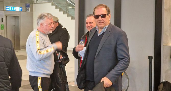 Αναχώρησε για Λιμόζ η Βασίλισσα, μαζί με Αγγελόπουλο και οπαδούς της (ΦΩΤΟ)