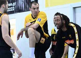 Ιωνικός – ΑΕΚ: Καθυστέρηση λόγω ενός πανό για τα Τέμπη (ΦΩΤΟ)