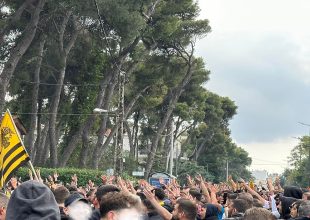 Χιλιάδες Ενωσίτες στο ξενοδχείο της ΑΕΚ – Η πρώτη ώθηση για τον μεγάλο τελικό (pics-vids)