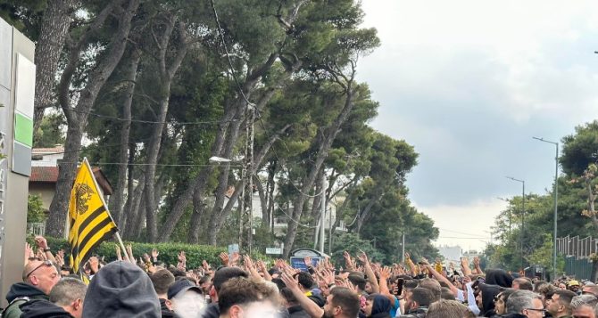 Χιλιάδες Ενωσίτες στο ξενοδχείο της ΑΕΚ – Η πρώτη ώθηση για τον μεγάλο τελικό (pics-vids)