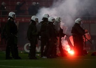 Πέταγαν μπάλες στον αγωνιστικό χώρο και στο τέλος είχε ντου και επιστροφή… κορνέδων στο Φάληρο