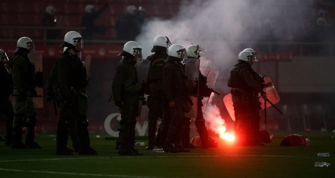 Πέταγαν μπάλες στον αγωνιστικό χώρο και στο τέλος είχε ντου και επιστροφή… κορνέδων στο Φάληρο Πέταγαν μπάλες στον αγωνιστικό χώρο και στο τέλος είχε ντου και επιστροφή… κορνέδων στο Φάληρο