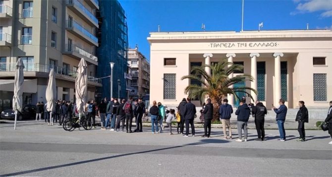 Ουρές απ’ τους φίλους της ΑΕΚ για ένα εισιτήριο στο Βόλο