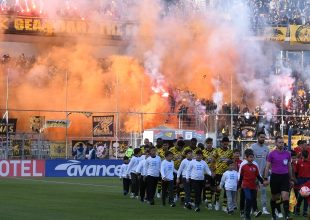 Εκρηκτική η ατμόσφαιρα από τους οπαδούς της ΑΕΚ στο Πανθεσσαλικό (video)