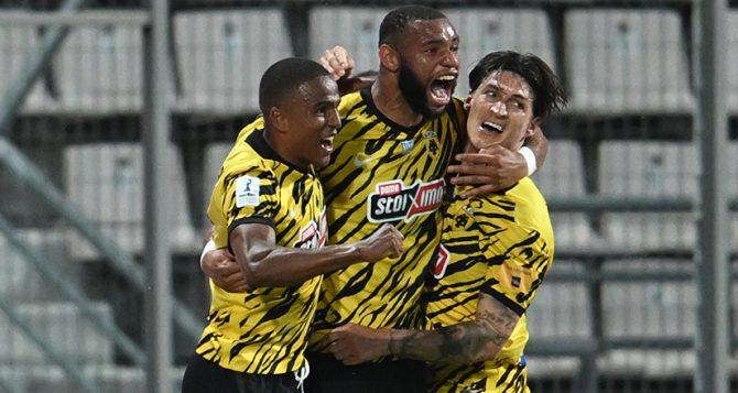 Πω πω τι του έκανε! Νταμπλούχα ΑΕΚΑΡΑ και με δέκα παίκτες Πω πω τι του έκανε! Νταμπλούχα ΑΕΚΑΡΑ και με δέκα παίκτες