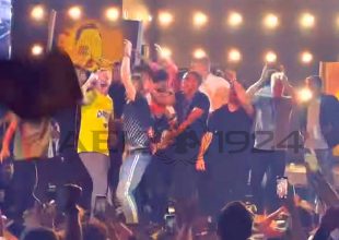 “FORZA ΑΕΚΑΡΑ” και πανικός στη σκηνή από Αλμέιδα και παίκτες (VIDEO)