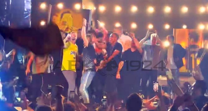 “FORZA ΑΕΚΑΡΑ” και πανικός στη σκηνή από Αλμέιδα και παίκτες (VIDEO)