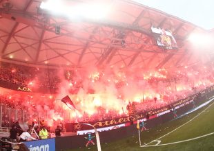 Πήρε φωτιά η Opap Arena στην είσοδο των ομάδων (video)