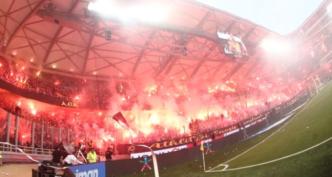 Πήρε φωτιά η Opap Arena στην είσοδο των ομάδων (video)