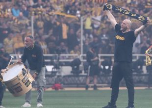 Τρομερό σόου με δύο παιδάκια στη σέντρα να δίνουν ρυθμό με τύμπανα (VIDS)