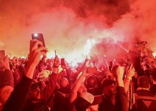 Οι ξέφρενοι πανηγυρισμοί των 10.000 φίλων της ΑΕΚ στο «Ελ. Βενιζέλος» (VIDS)