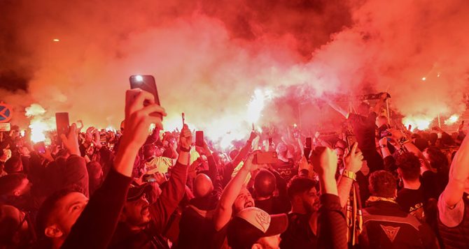 Οι ξέφρενοι πανηγυρισμοί των 10.000 φίλων της ΑΕΚ στο «Ελ. Βενιζέλος» (VIDS)