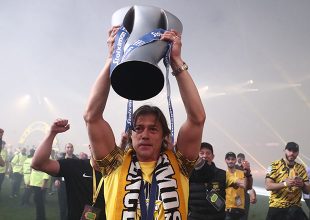 Ο πανευτυχής Αλμέιδα και το… πανό με τον πατέρα του