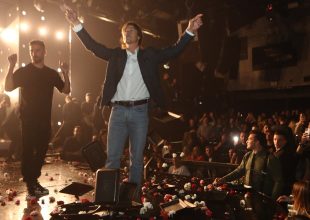 Άγνωστοι πέταξαν φωτοβολίδες έξω από το κέντρο που διασκέδαζε η ΑΕΚ!