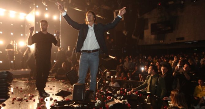 Άγνωστοι πέταξαν φωτοβολίδες έξω από το κέντρο που διασκέδαζε η ΑΕΚ!