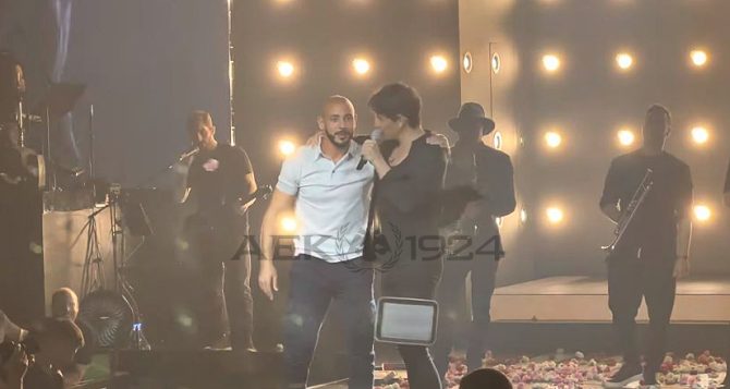 Ο Άμραμπατ έδωσε show με λουλουδοπόλεμο και Ρουβά (vids)