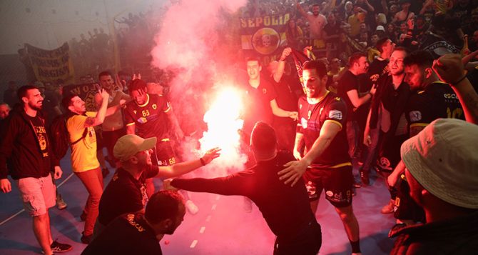 Αποθέωση στα Τρίκαλα μετά την εμφατική νίκη στο Futsal (VID)