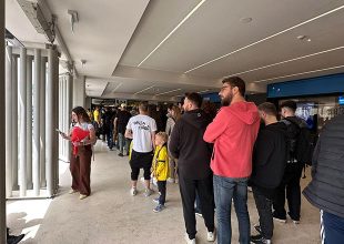 Ουρές στη μπουτίκ της ΑΕΚ για το… πρωταθληματικό μπλουζάκι (VID)