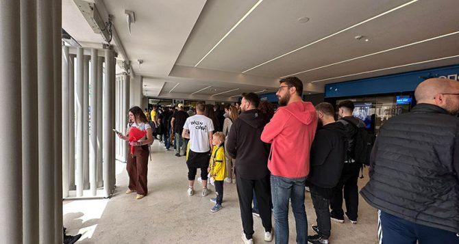 Ουρές στη μπουτίκ της ΑΕΚ για το… πρωταθληματικό μπλουζάκι (VID)