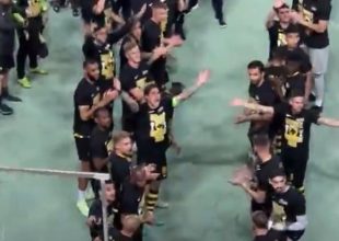 Υπόδειγμα η ΑΕΚ: Οι παίκτες σταμάτησαν το τραγούδι των φιλάθλων ως ένδειξη σεβασμού στον ΠΑΟΚ (VIDEO)