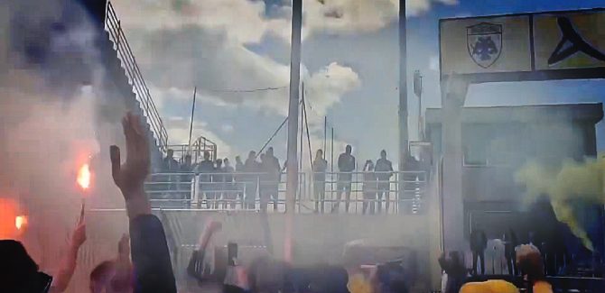 ΜΑΓΕΙΑ: Αποθέωσε την ΑΕΚ στα Σπάτα ο κόσμος (vids)