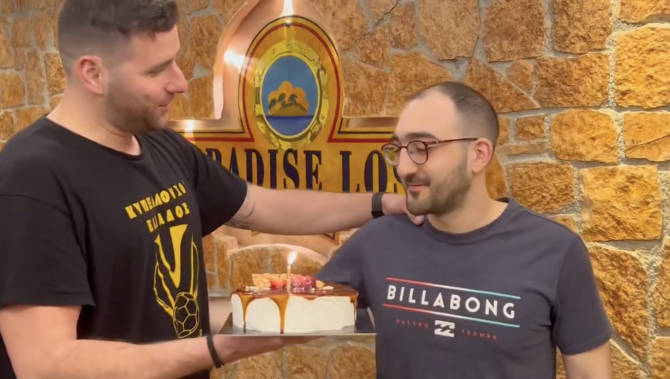 Τούρτα-έκπληξη στον υιό Παπασταμάτη (VID)